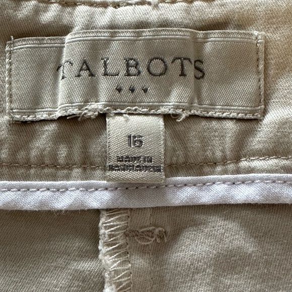 Talbots Women’s Tan Shorts Size 16 - Picture 3 of 6